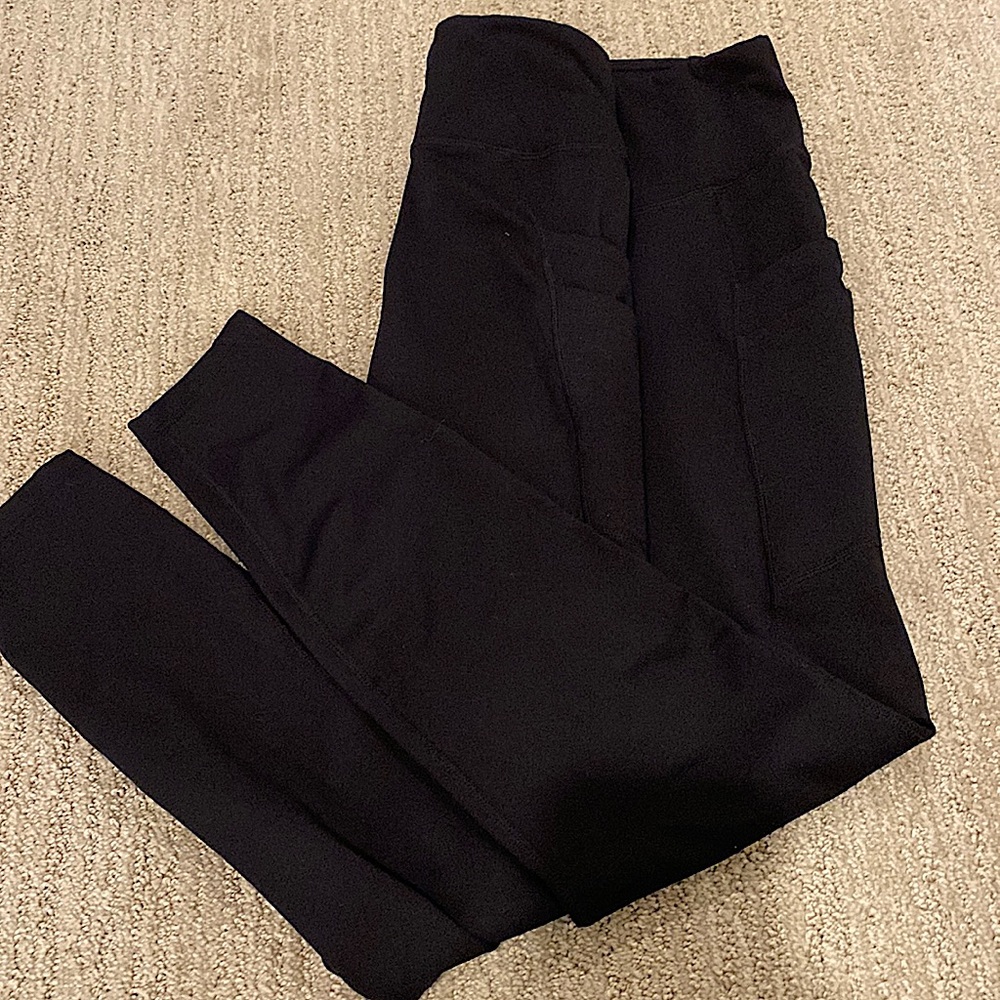 Comfy fleece lined yoga pants Back zipper pocket & leg pockets great for phones.